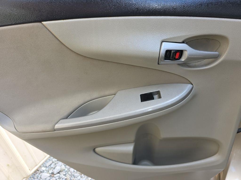 Toyota Corolla 4dr Sdn Auto LE Special Edition (Natl) 2013