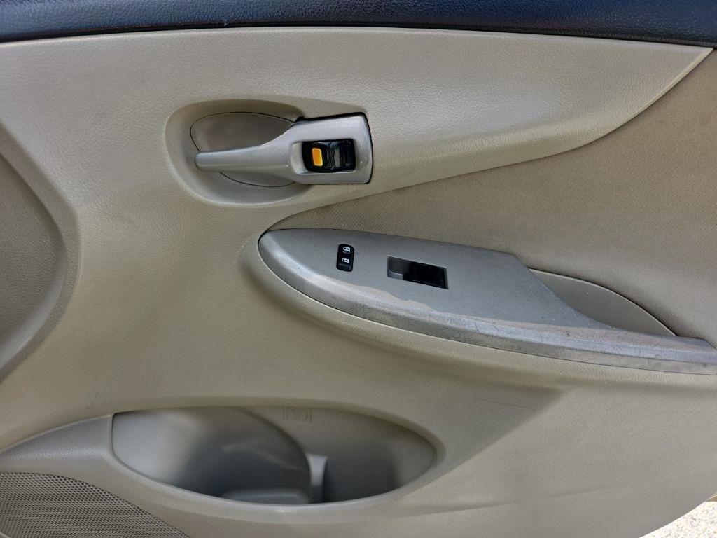 Toyota Corolla 4dr Sdn Auto LE Special Edition (Natl) 2013