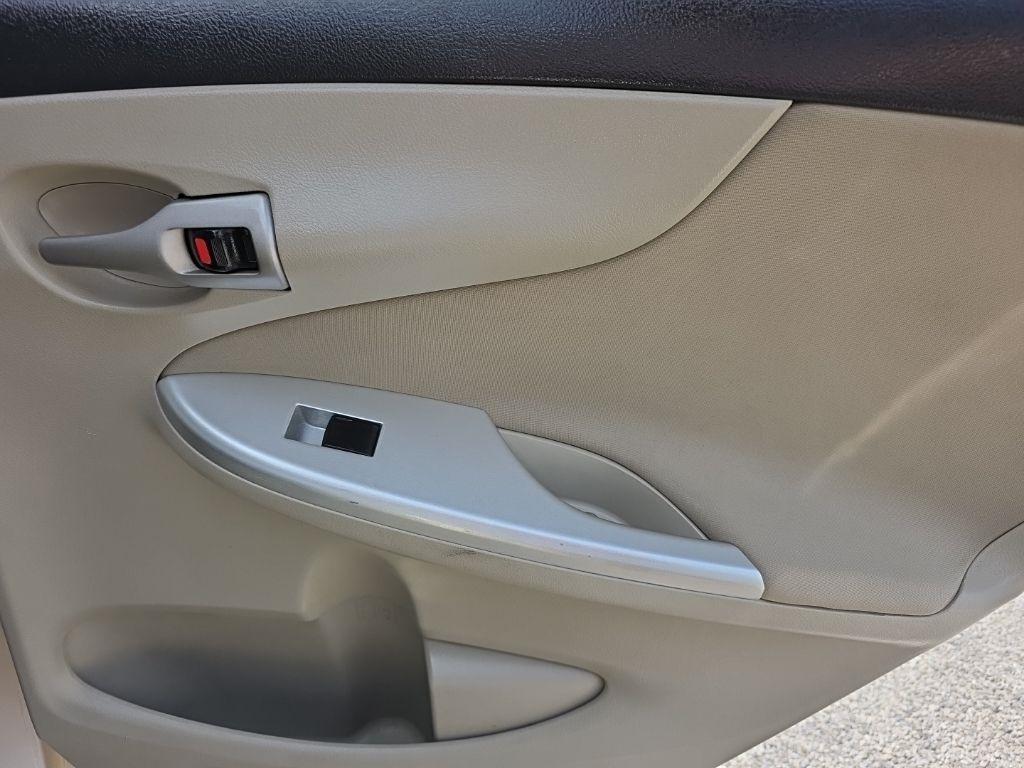 Toyota Corolla 4dr Sdn Auto LE Special Edition (Natl) 2013