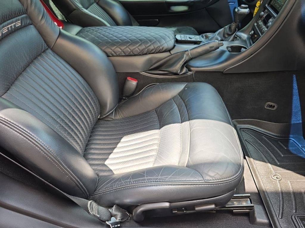 Chevrolet Corvette 2dr Convertible 2004