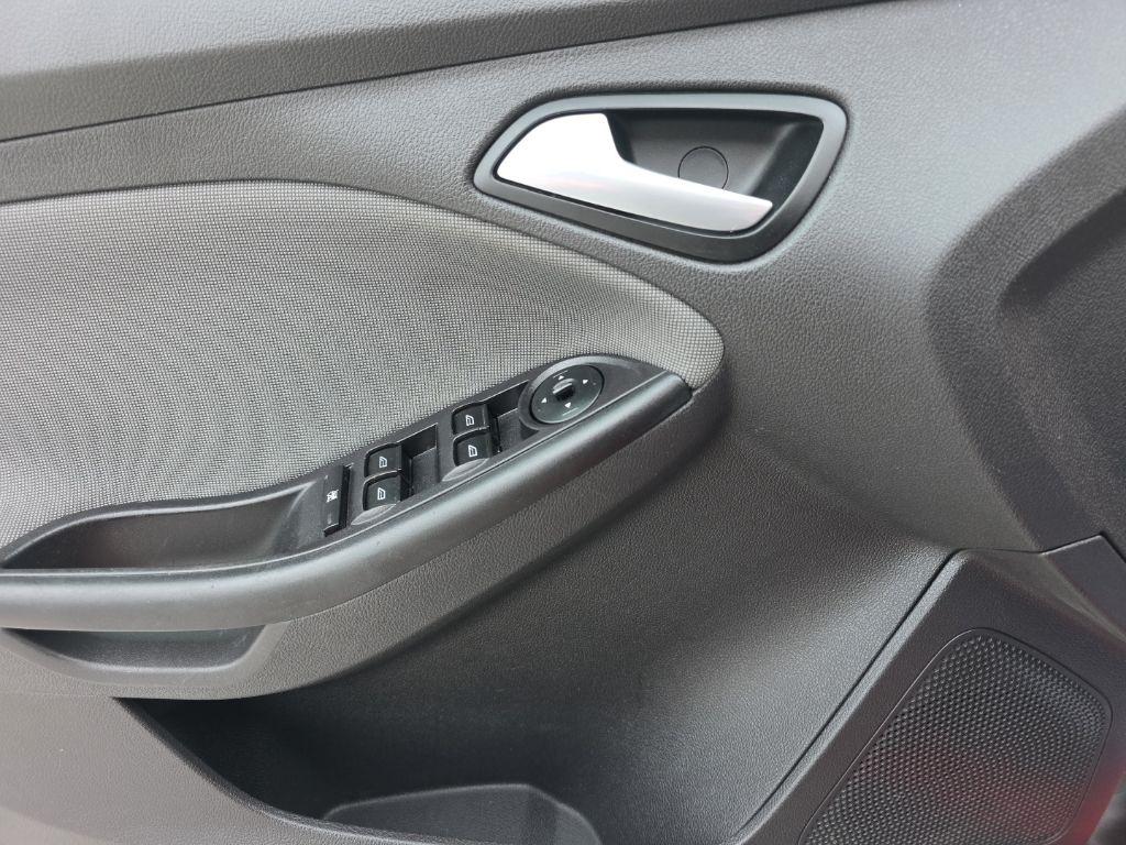 Ford Focus 4dr Sdn SE 2013