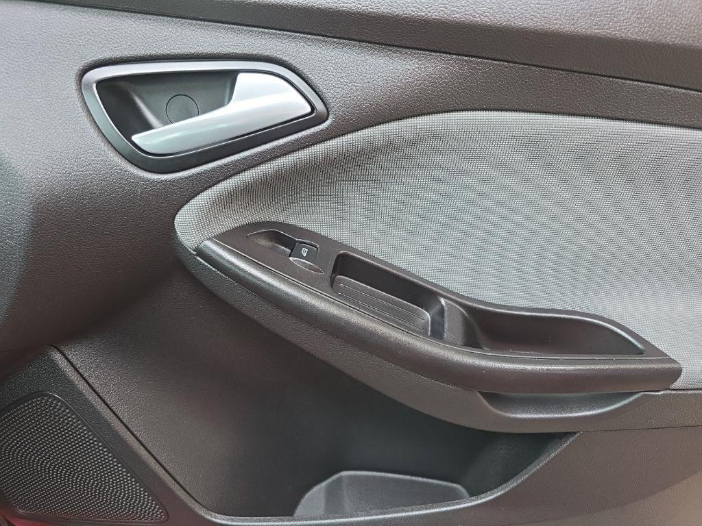 Ford Focus 4dr Sdn SE 2013
