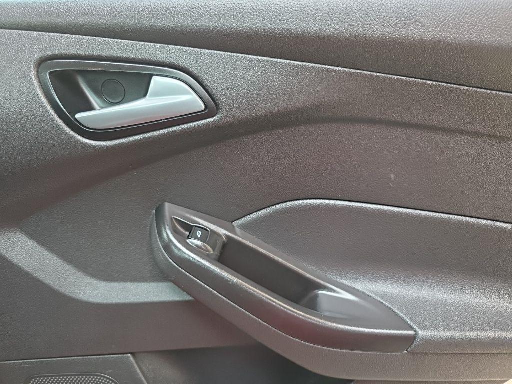 Ford Focus 4dr Sdn SE 2013