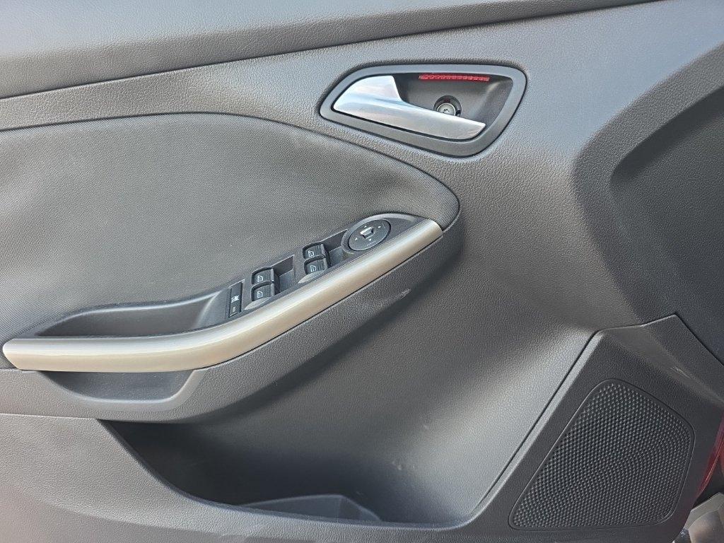 Ford Focus 5dr HB SEL 2012