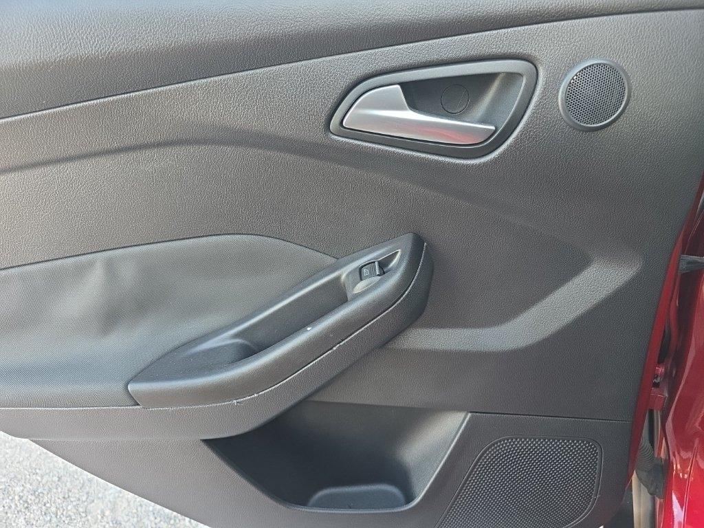 Ford Focus 5dr HB SEL 2012