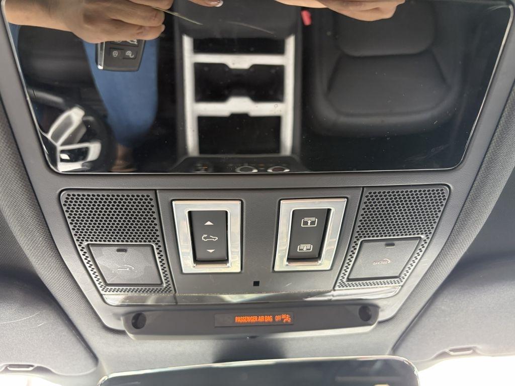 Land Rover Defender P300 110 S 2025