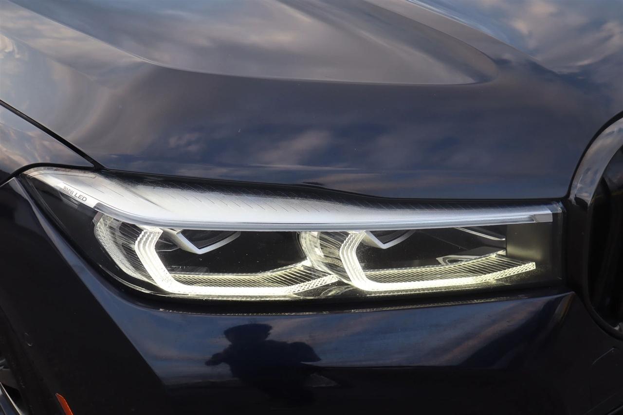 BMW 7-Series  2021