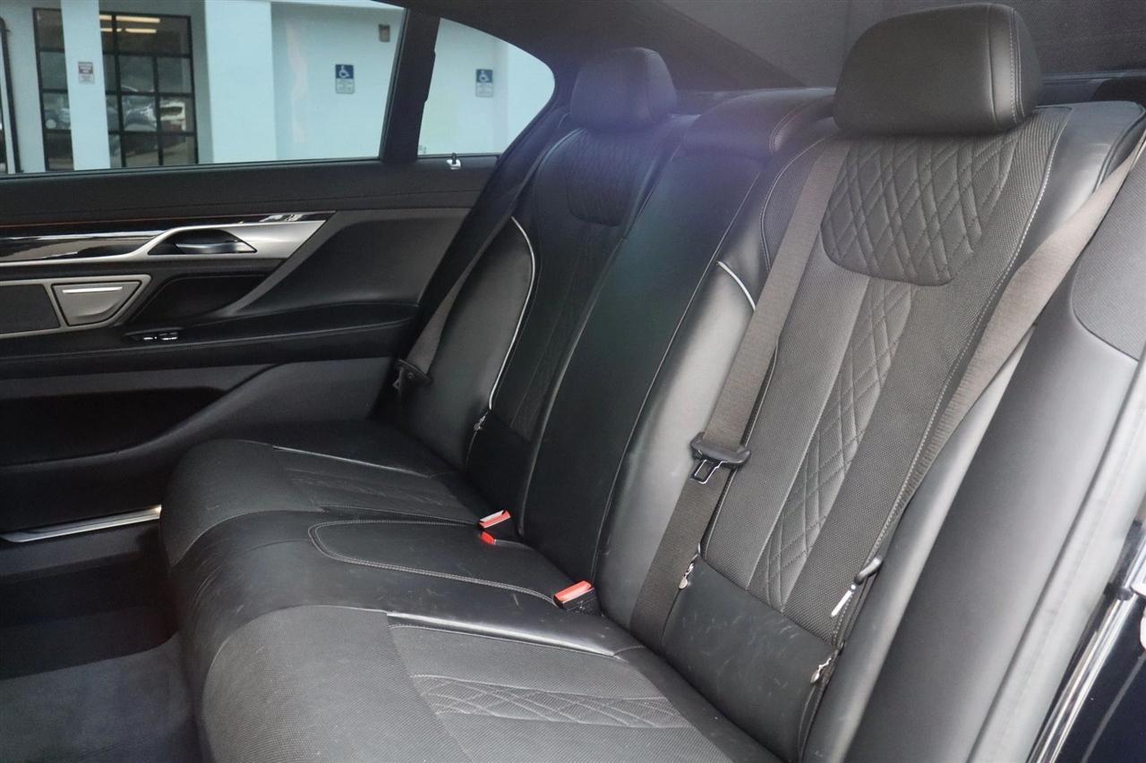 BMW 7-Series  2021