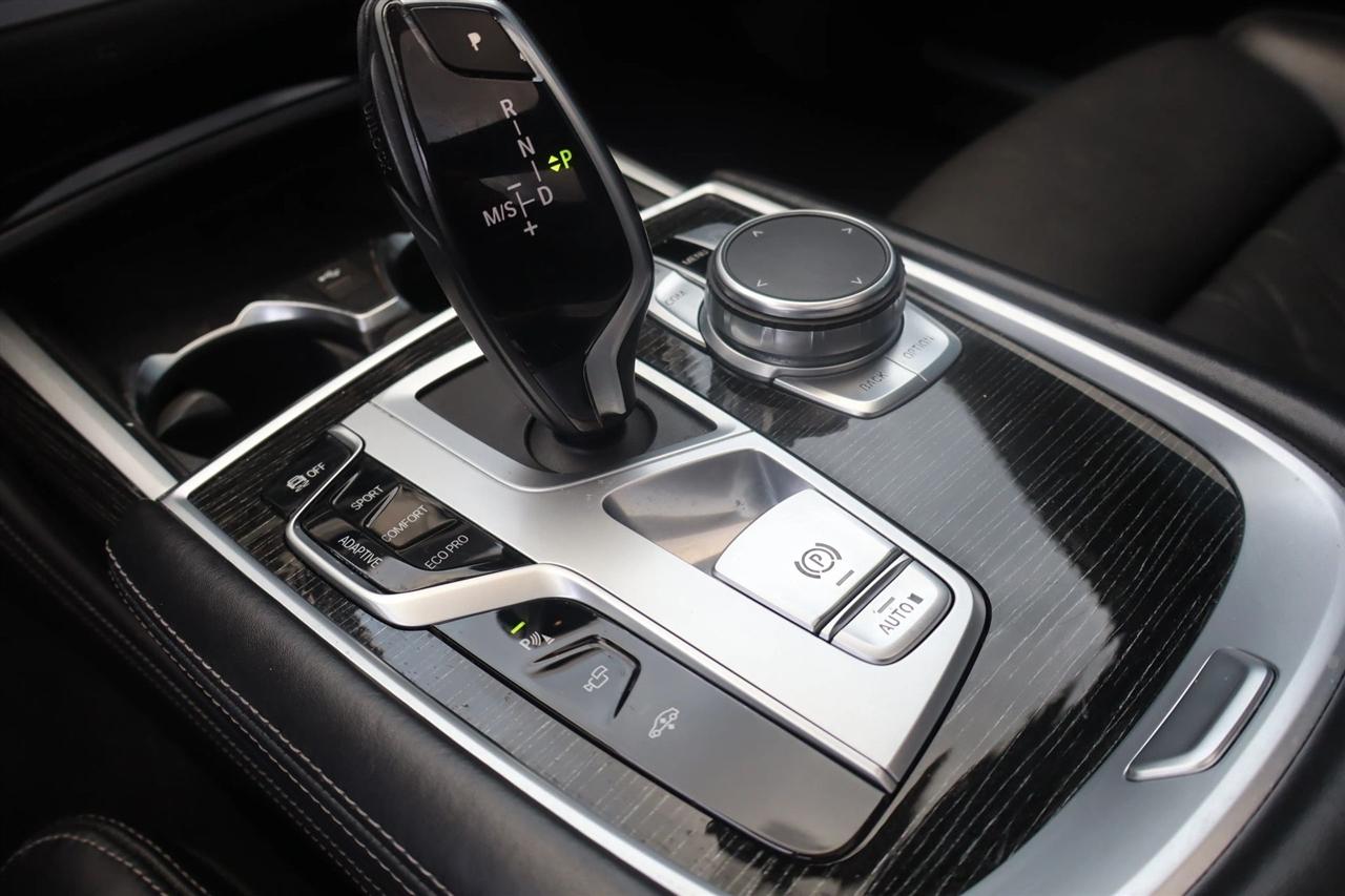 BMW 7-Series  2021