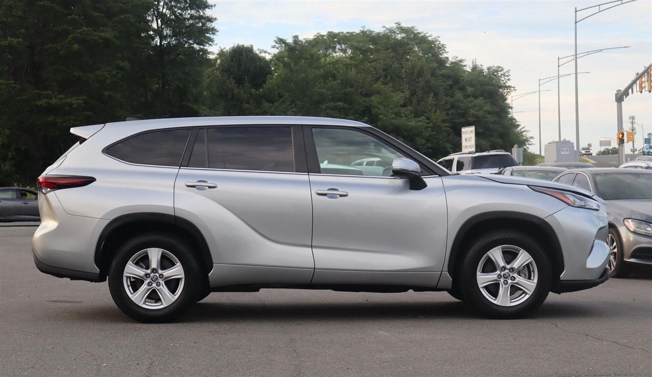 2025 Toyota Highlander LE - Photo 8