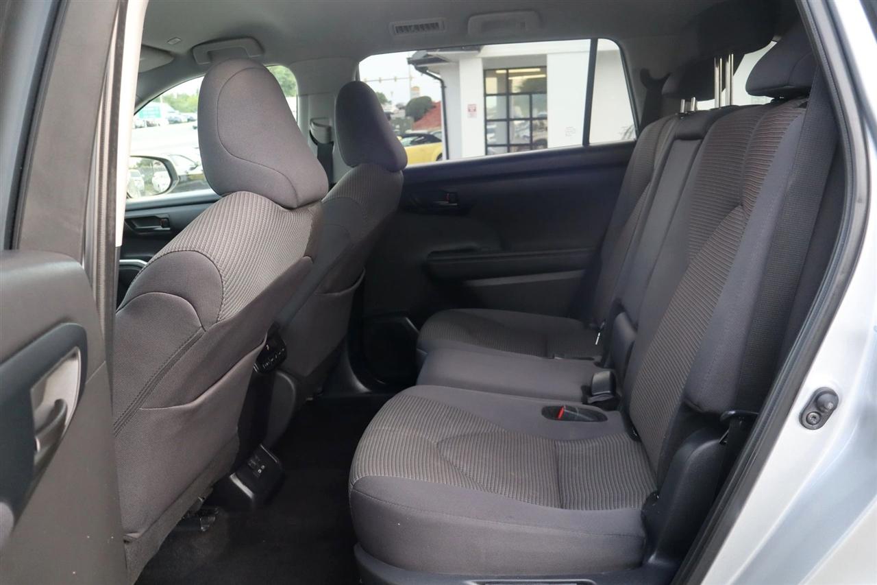 2025 Toyota Highlander LE - Photo 10