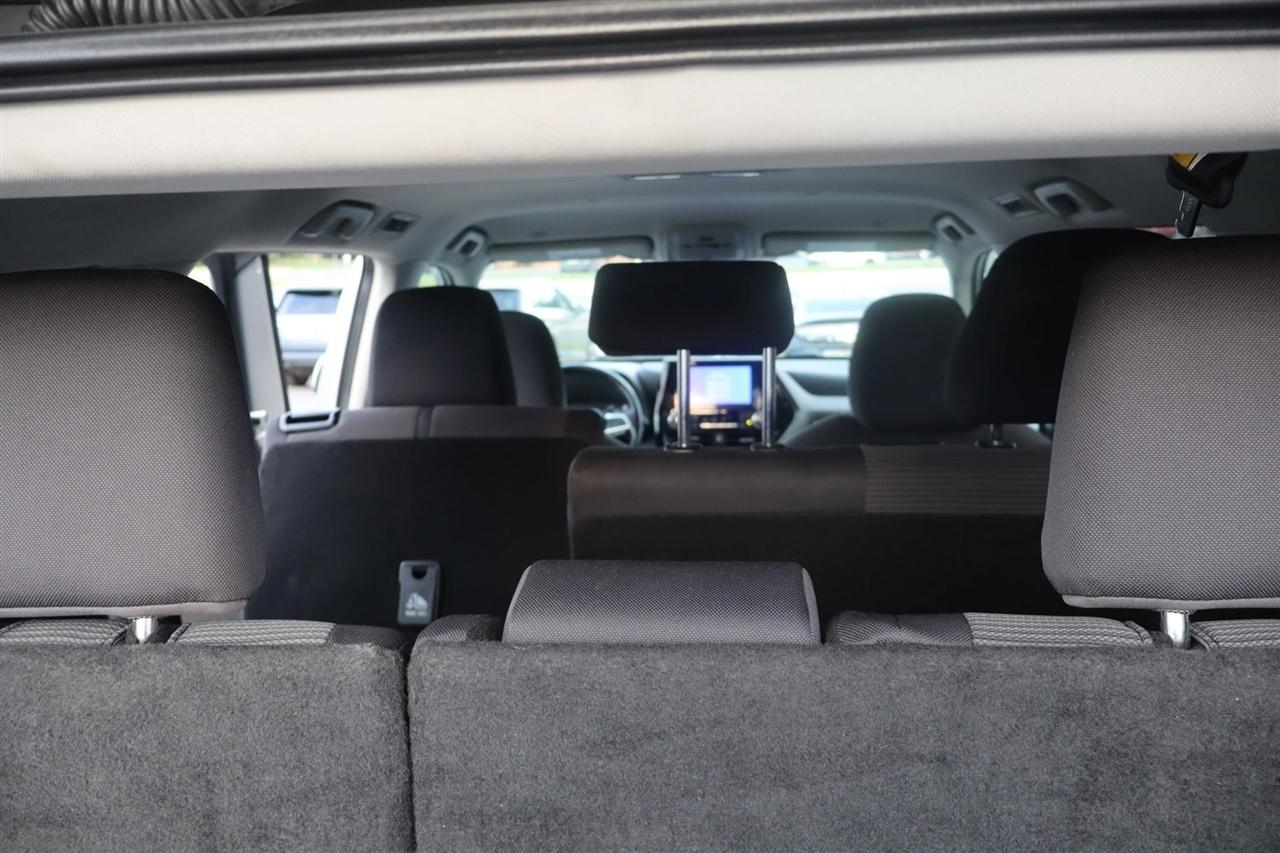 2025 Toyota Highlander LE - Photo 12