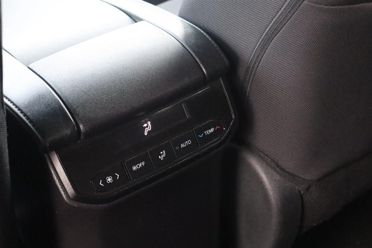 2025 Toyota Highlander LE - Photo 13