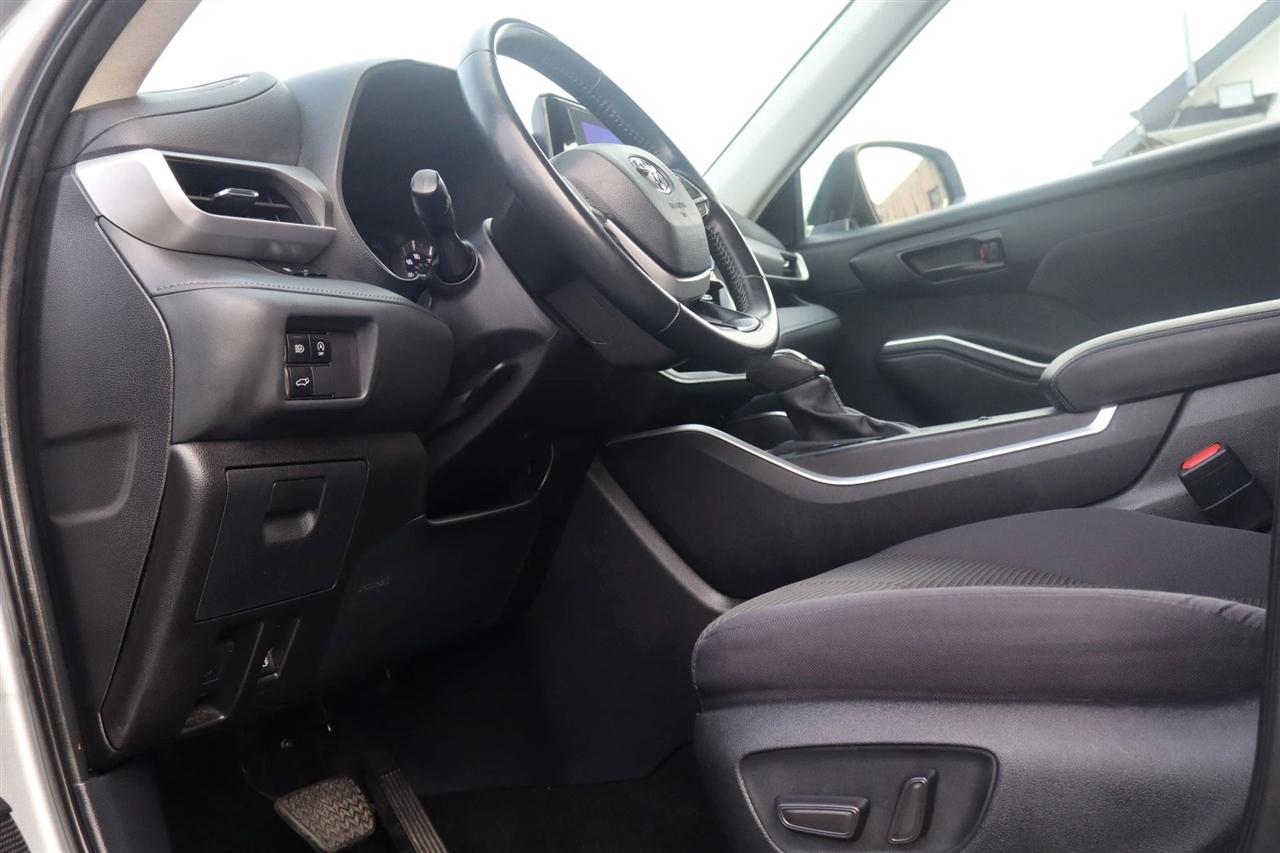 2025 Toyota Highlander LE - Photo 19