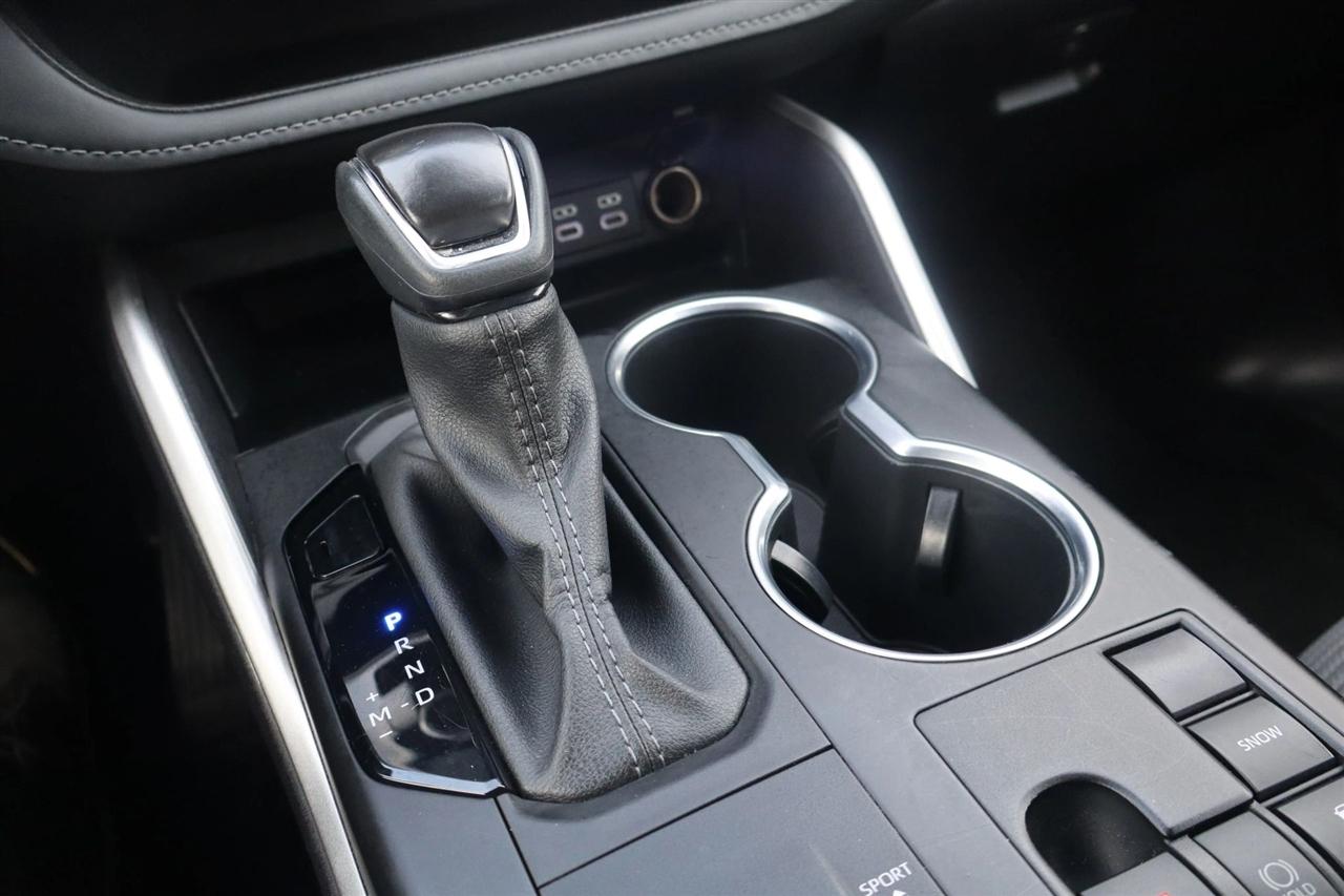 2025 Toyota Highlander LE - Photo 24