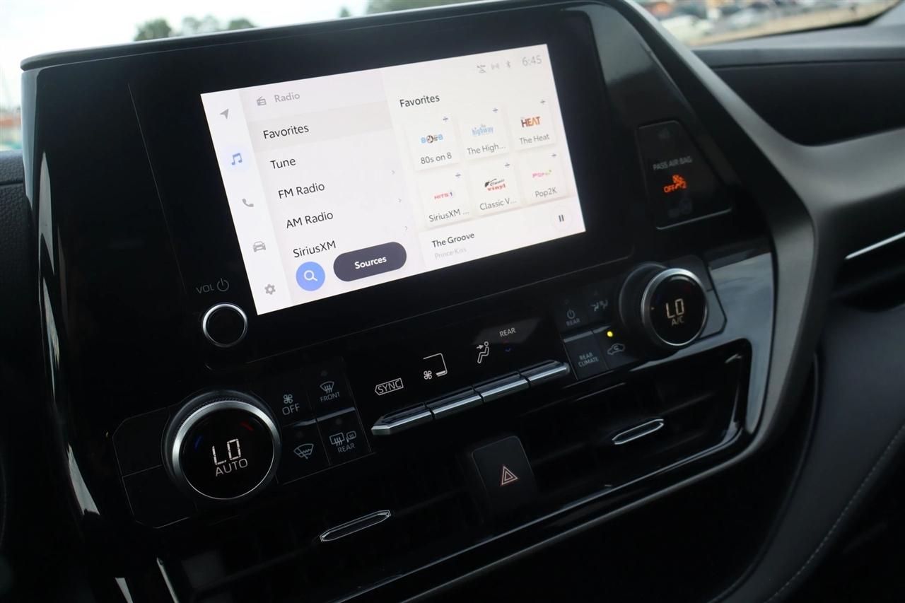 2025 Toyota Highlander LE - Photo 25