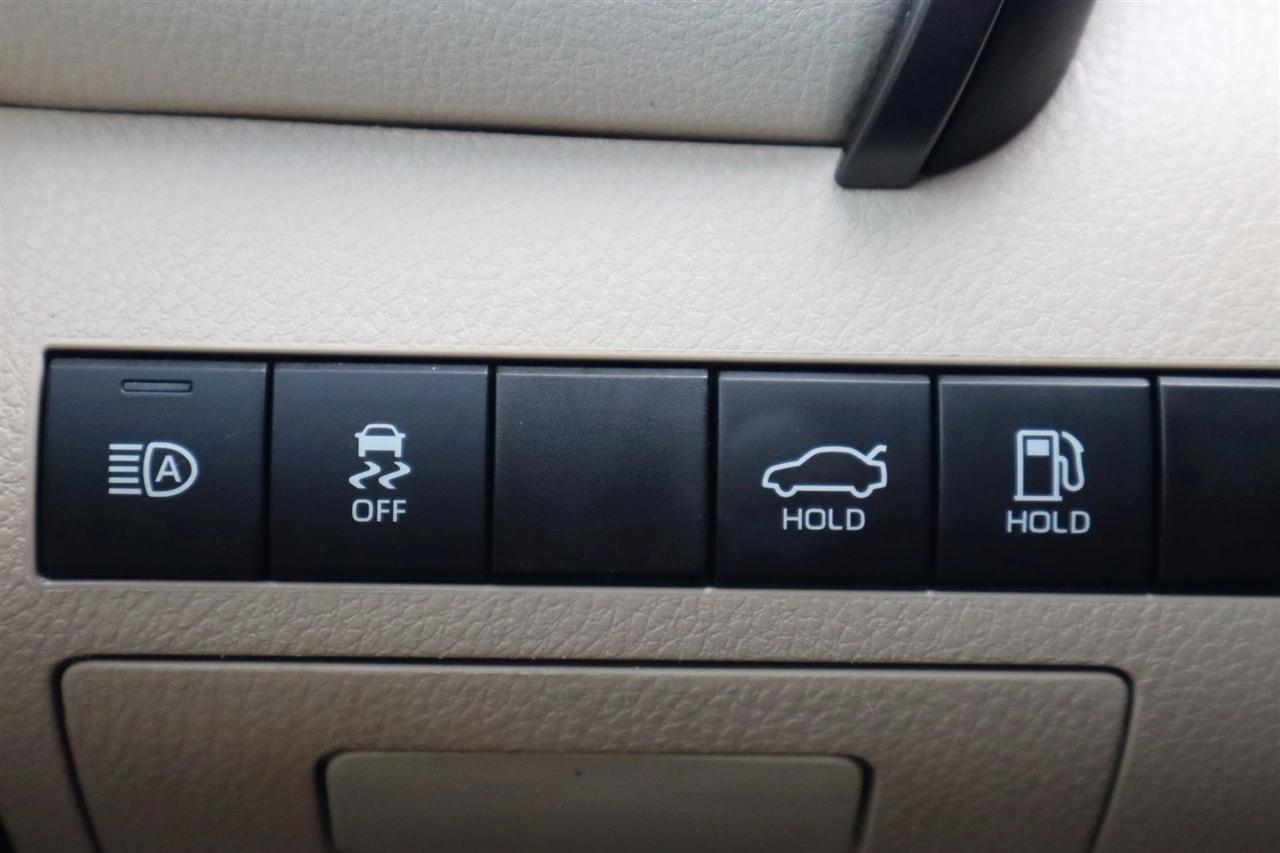 Toyota Camry Hybrid LE 2022