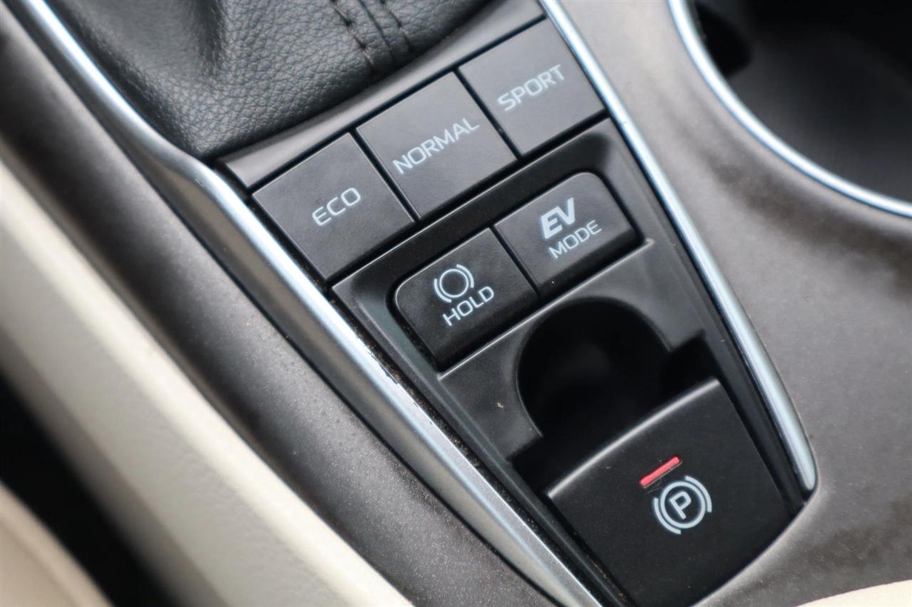 Toyota Camry Hybrid LE 2022