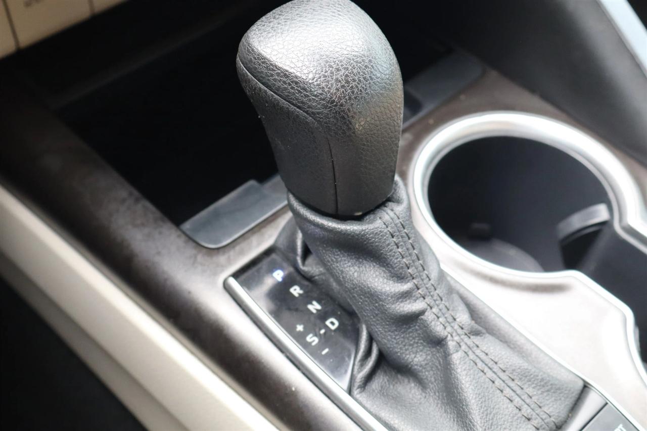 Toyota Camry Hybrid LE 2022