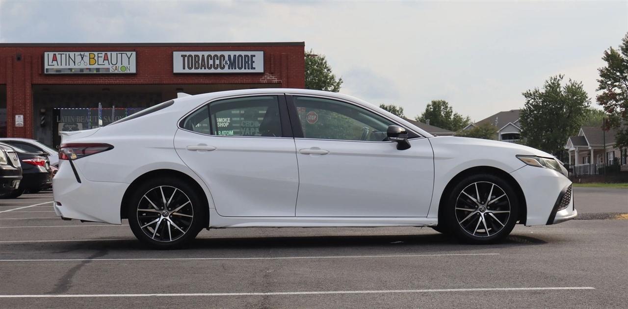 Toyota Camry SE 2022