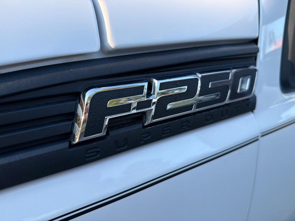 Ford Super Duty F-250 SRW 2WD Reg Cab 137" XLT 2016