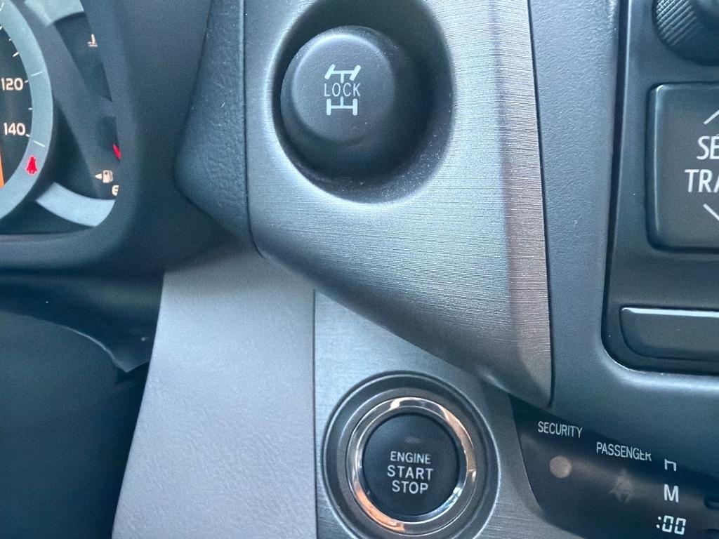 Toyota RAV4 4WD 4dr I4 Limited (Natl) 2012