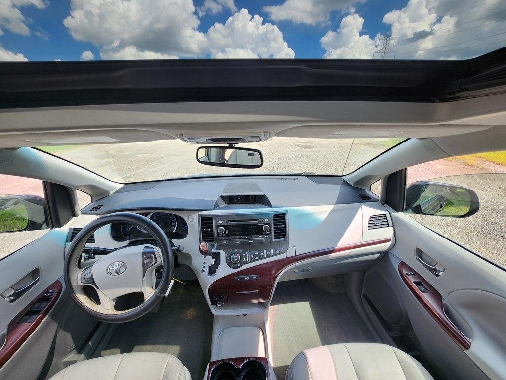 Toyota Sienna XLE FWD 8-Passenger V6 2012