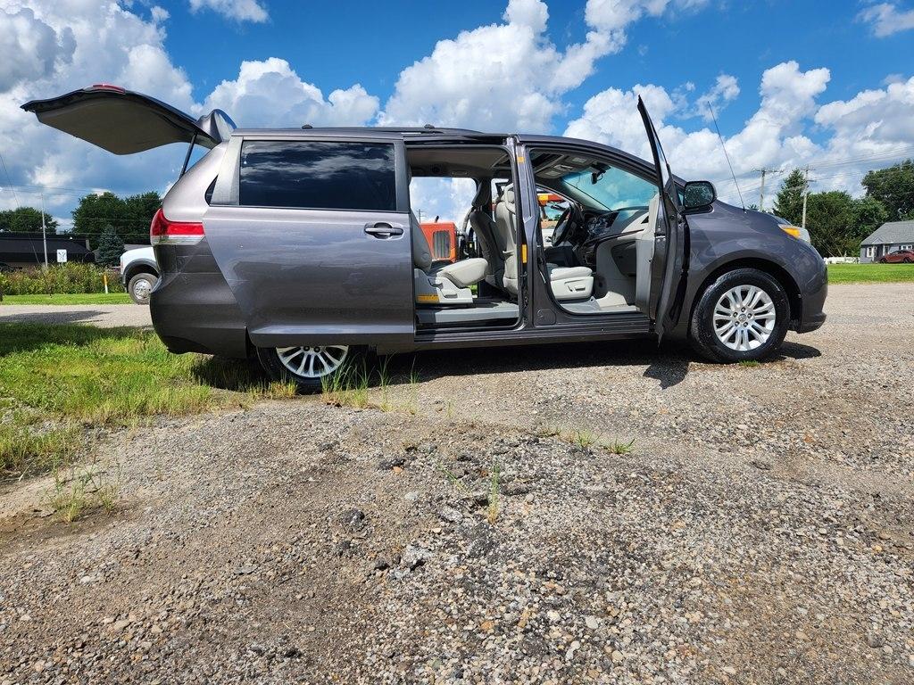 Toyota Sienna XLE FWD 8-Passenger V6 2012