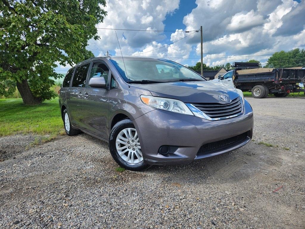 Toyota Sienna XLE FWD 8-Passenger V6 2012