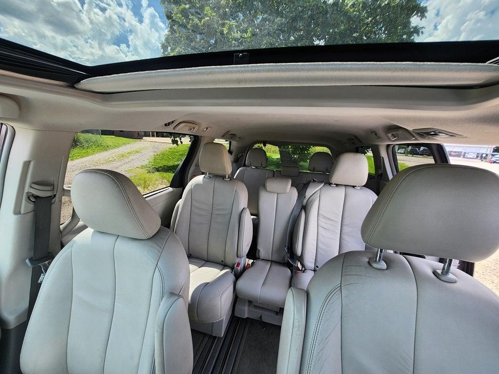 Toyota Sienna XLE FWD 8-Passenger V6 2012