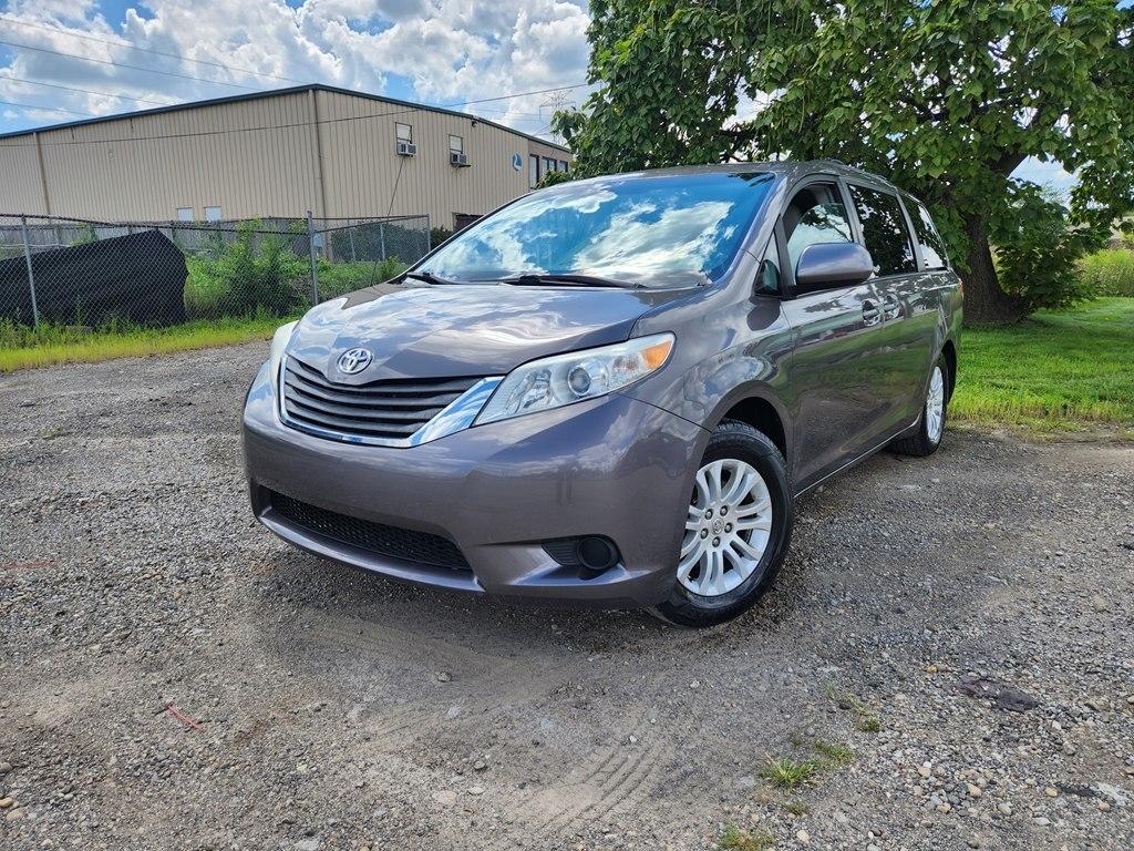 Toyota Sienna XLE FWD 8-Passenger V6 2012
