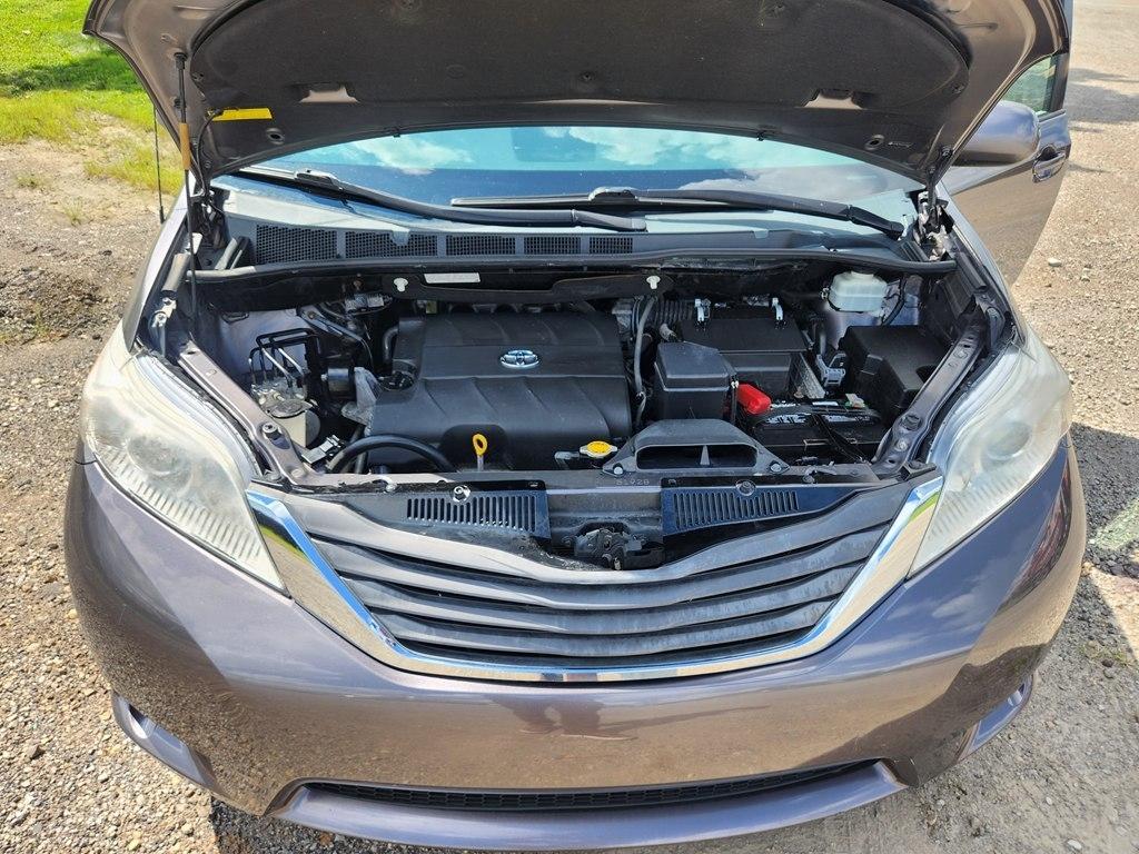Toyota Sienna XLE FWD 8-Passenger V6 2012