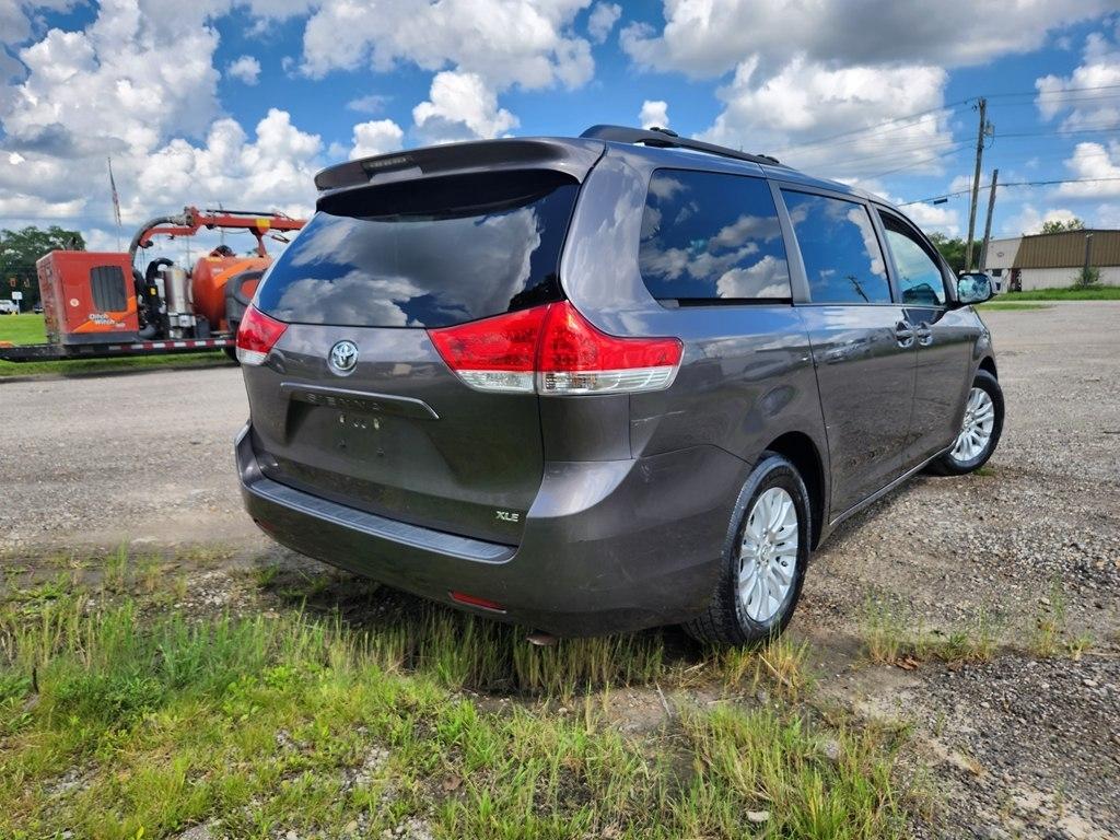 Toyota Sienna XLE FWD 8-Passenger V6 2012