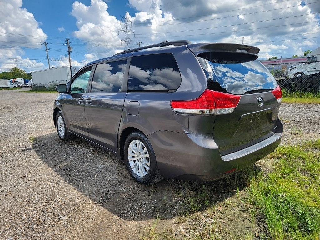 Toyota Sienna XLE FWD 8-Passenger V6 2012