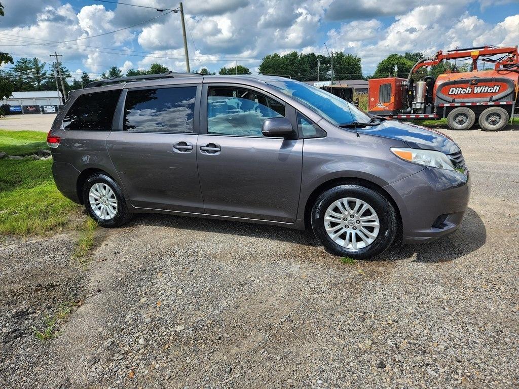 Toyota Sienna XLE FWD 8-Passenger V6 2012
