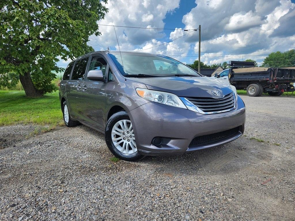 Toyota Sienna XLE FWD 8-Passenger V6 2012