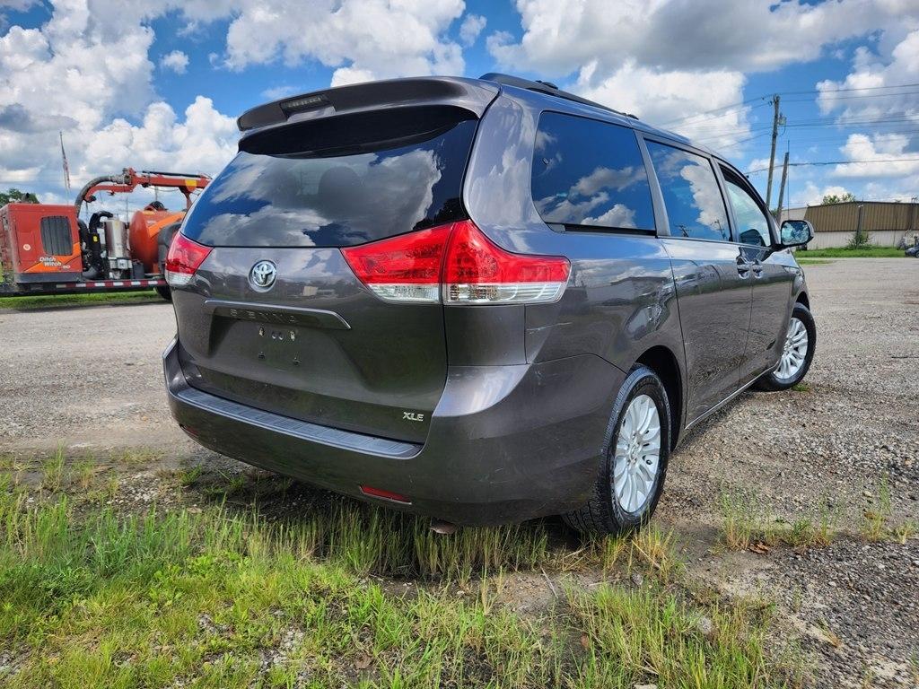 Toyota Sienna XLE FWD 8-Passenger V6 2012