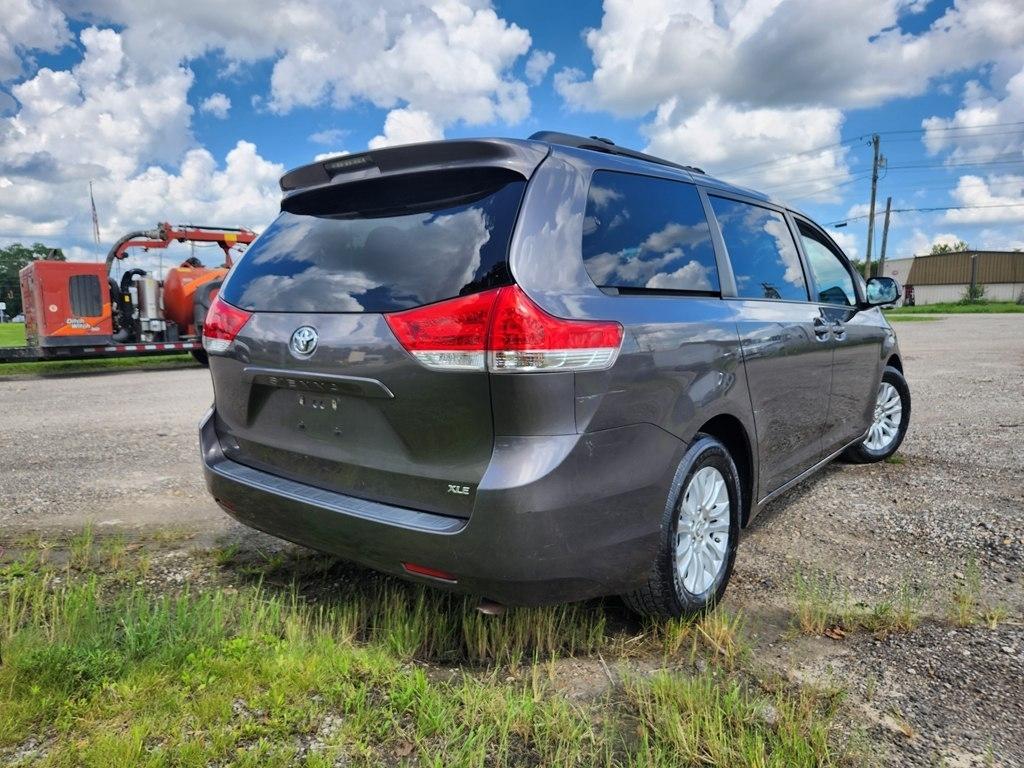 Toyota Sienna XLE FWD 8-Passenger V6 2012