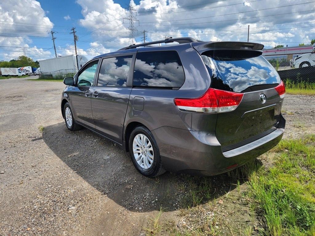 Toyota Sienna XLE FWD 8-Passenger V6 2012