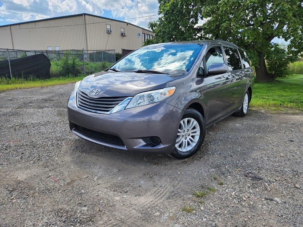 Toyota Sienna XLE FWD 8-Passenger V6 2012