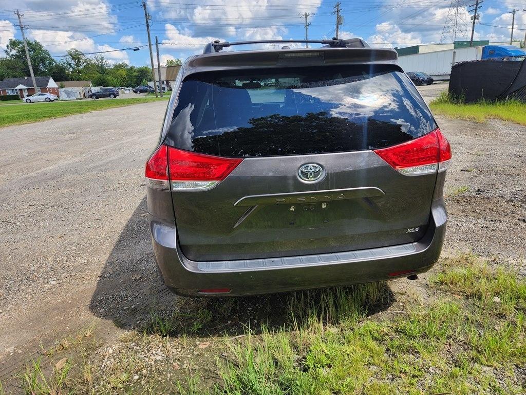 Toyota Sienna XLE FWD 8-Passenger V6 2012