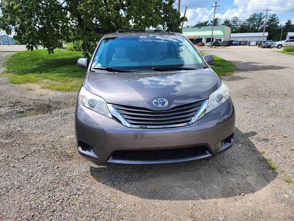 Toyota Sienna XLE FWD 8-Passenger V6 2012