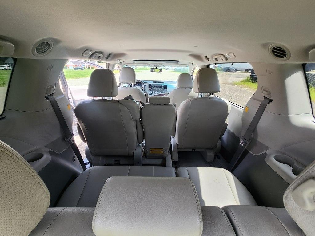 Toyota Sienna XLE FWD 8-Passenger V6 2012