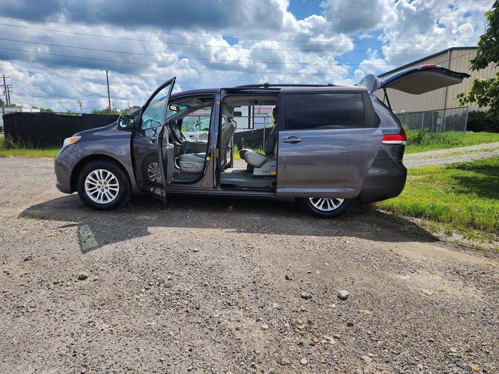 Toyota Sienna XLE FWD 8-Passenger V6 2012