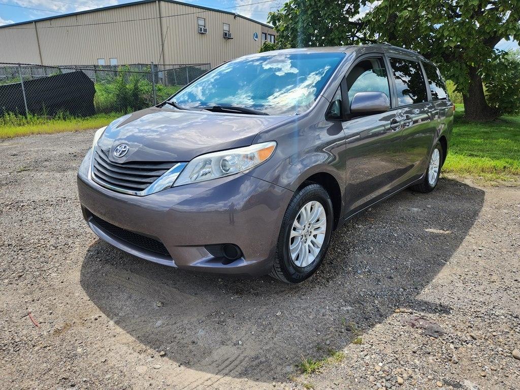 Toyota Sienna XLE FWD 8-Passenger V6 2012