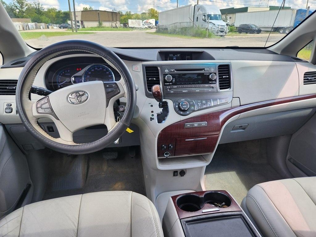 Toyota Sienna XLE FWD 8-Passenger V6 2012