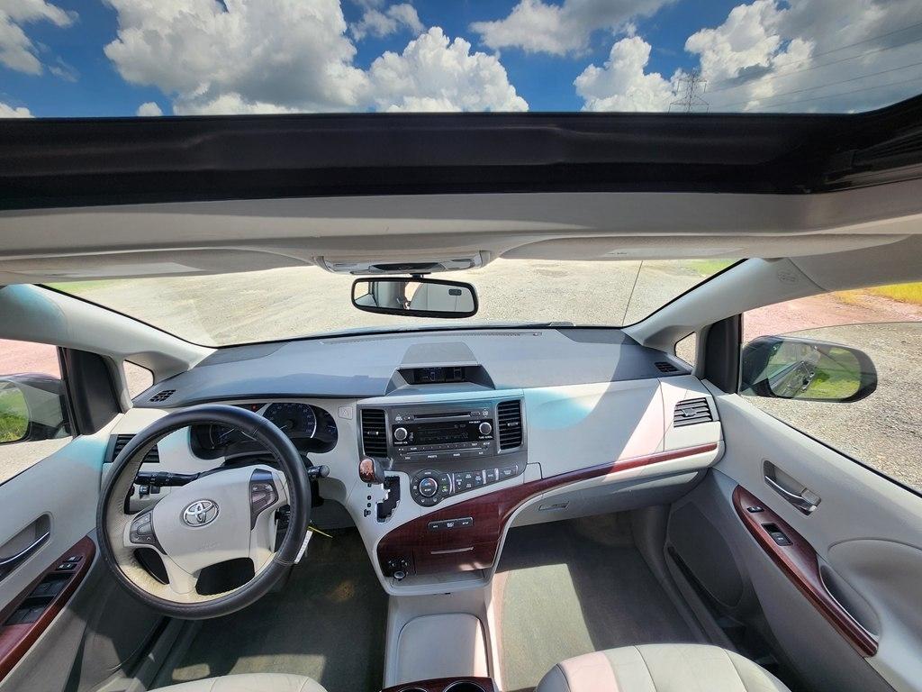 Toyota Sienna XLE FWD 8-Passenger V6 2012