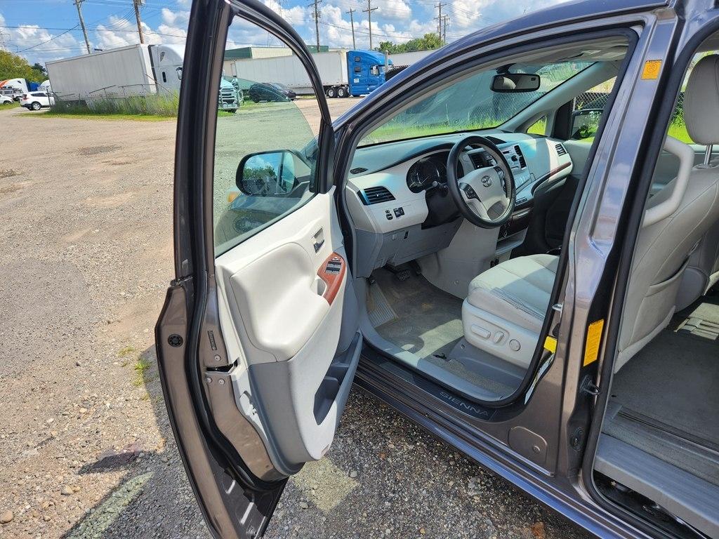 Toyota Sienna XLE FWD 8-Passenger V6 2012