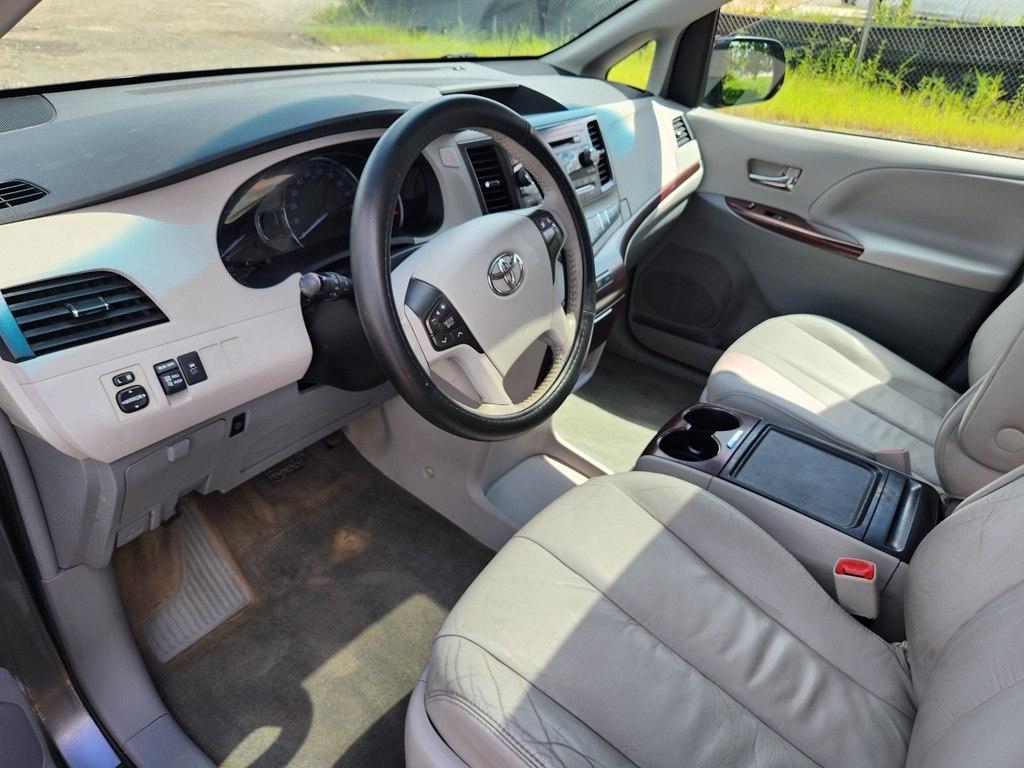 Toyota Sienna XLE FWD 8-Passenger V6 2012