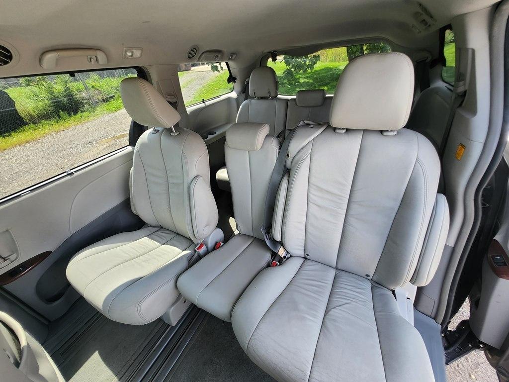 Toyota Sienna XLE FWD 8-Passenger V6 2012